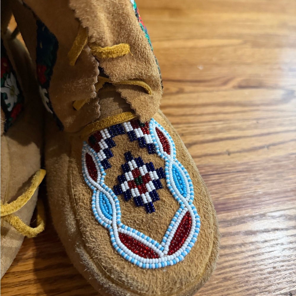 Limited-Edition Annie McKay Mukluk - Picture 6 of 12